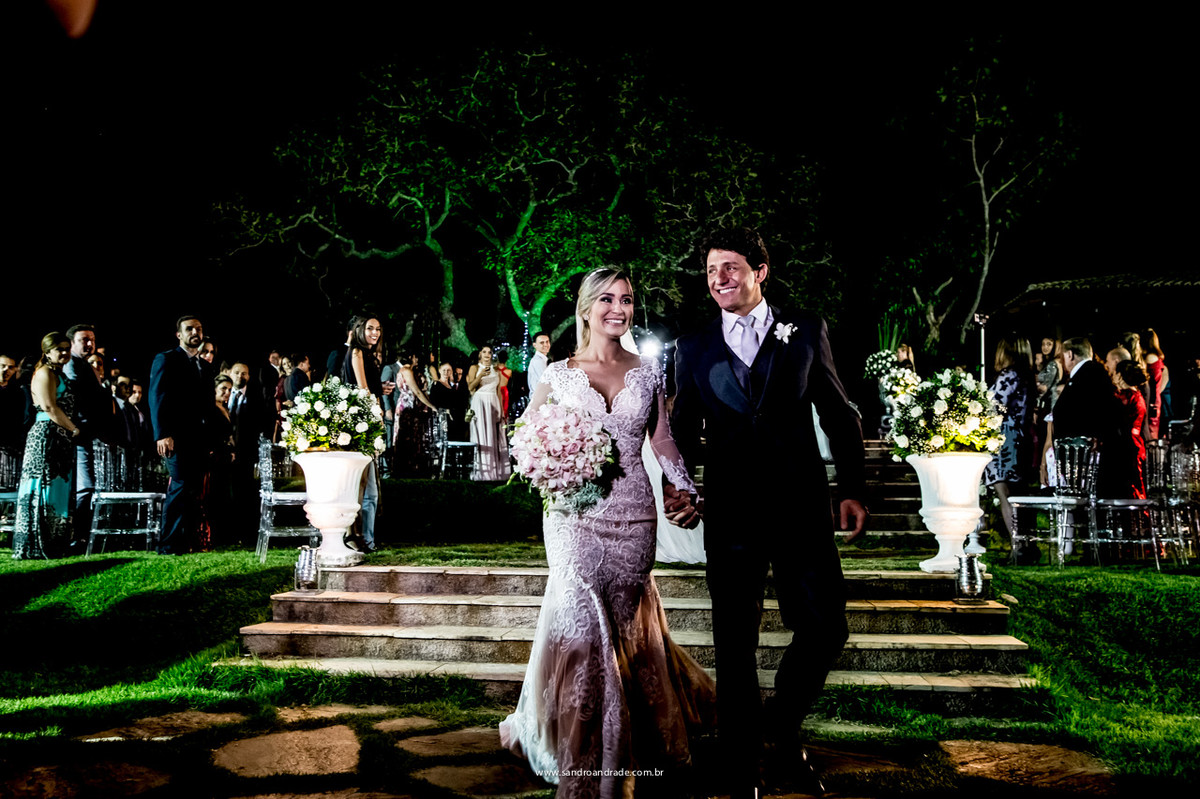 Saída dos noivos,  com sorrisos de muita felicidade.