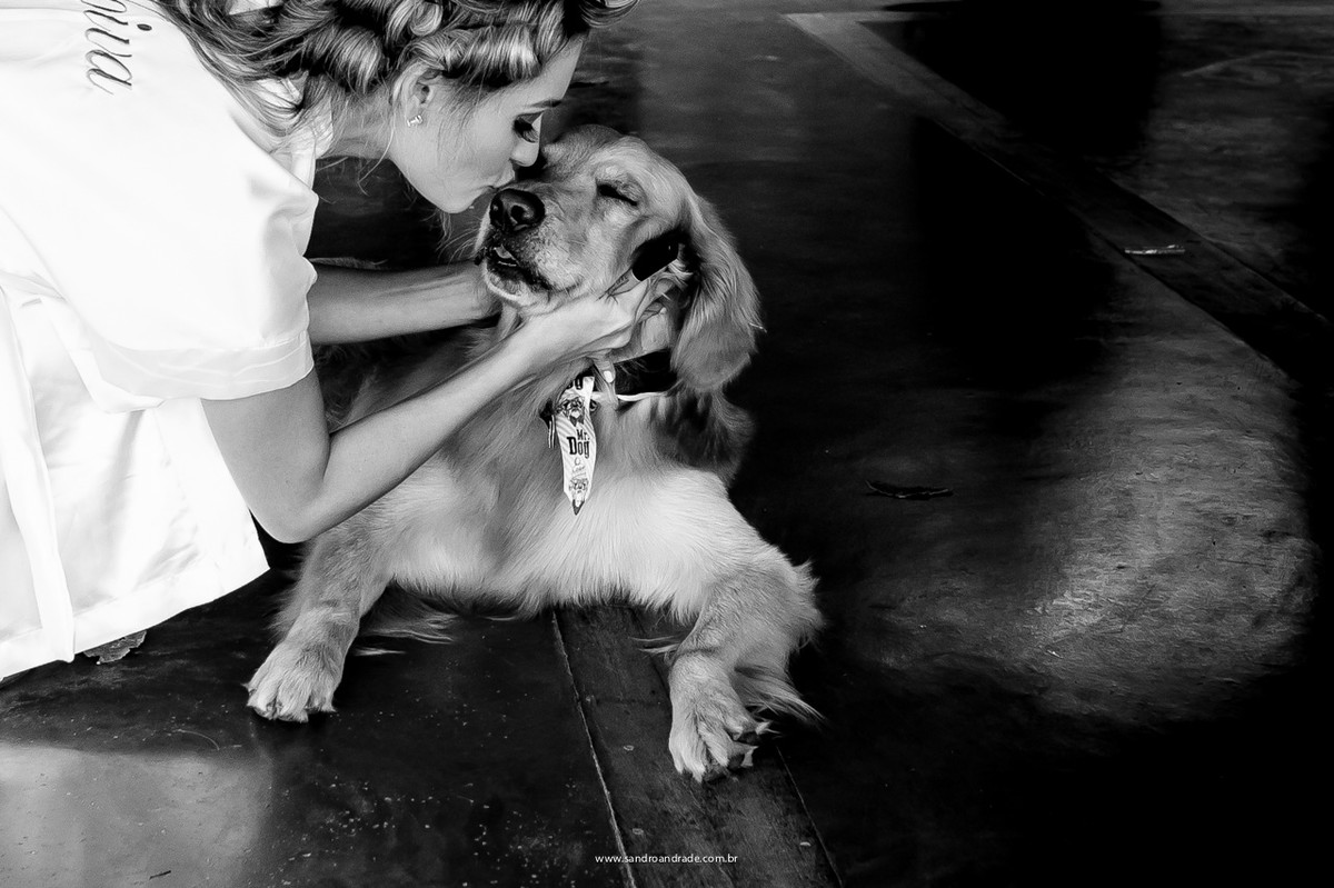Lindo carinho da noiva com seu cachorrinho e de seu noivo. Beijo no focinho, fotografia criativa do fotografo Sandro Andrade.