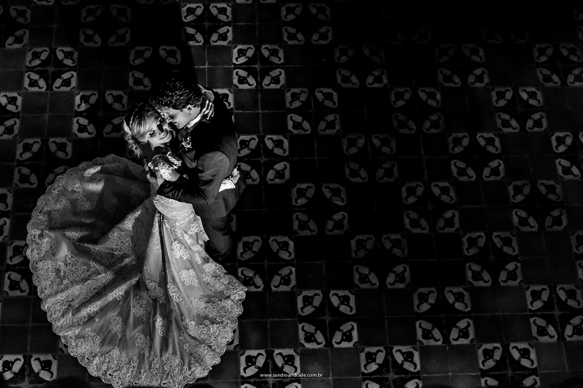 Dança dos noivos, num salão só para eles.