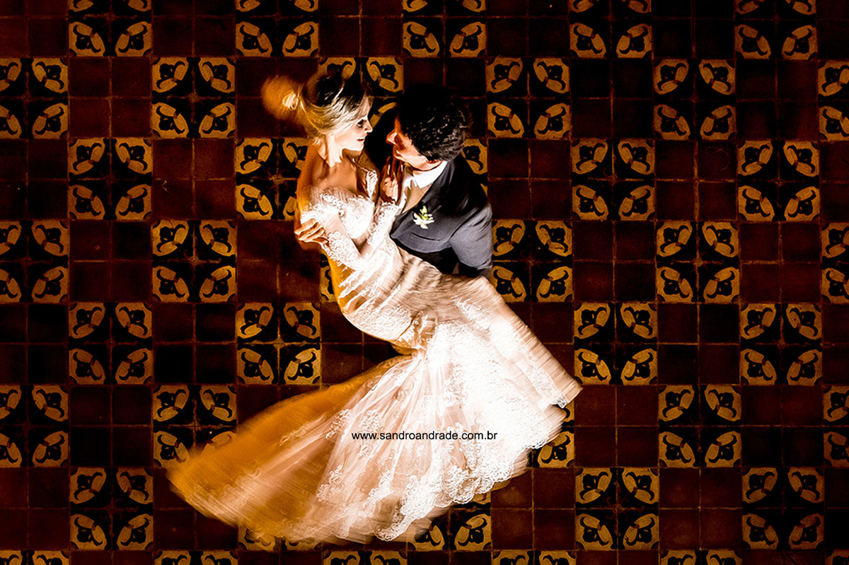 Movimento, luz e amor em uma única fotografia.