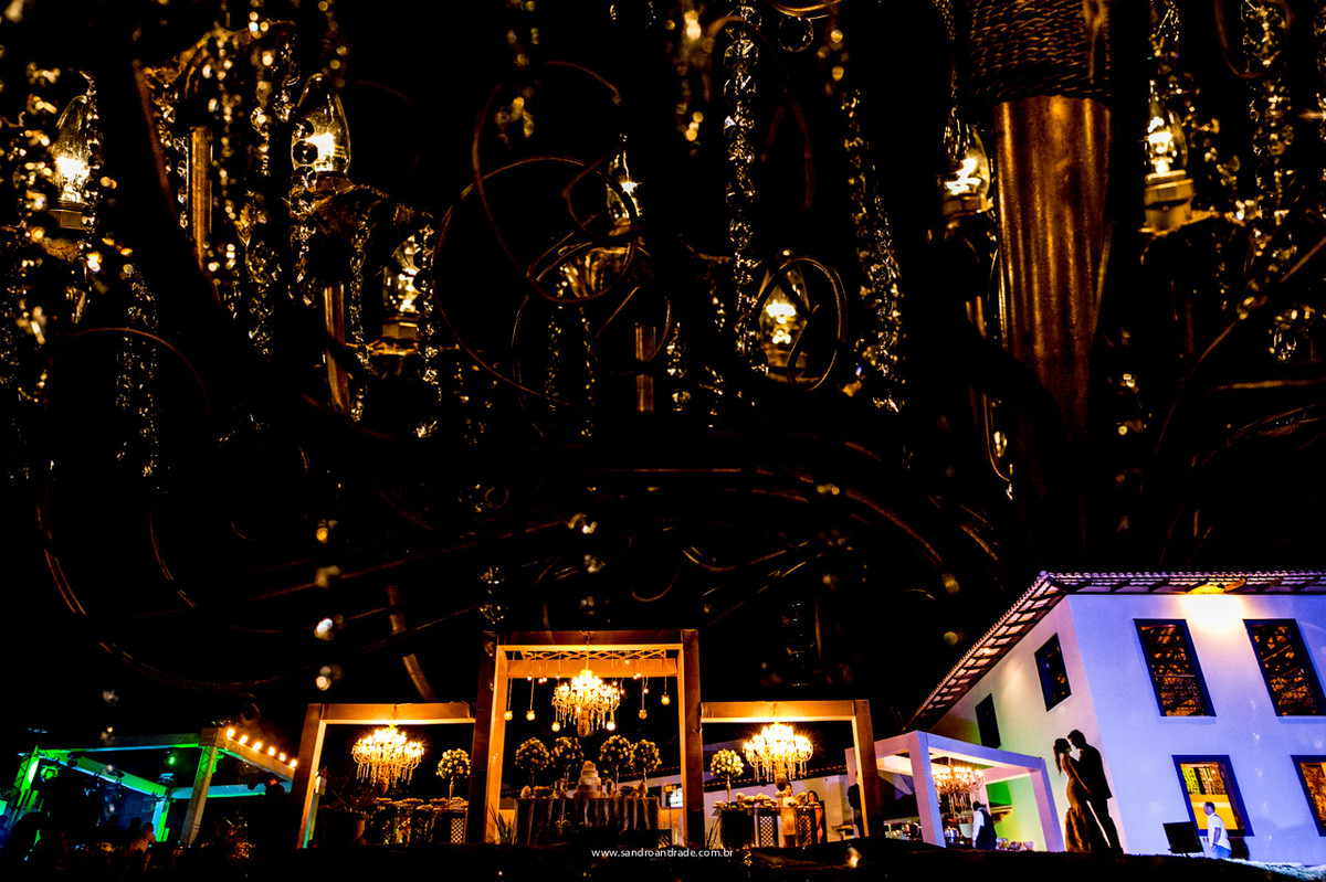 Fotografia artística da decoração do casamento com os noivos em uma linda silhueta.