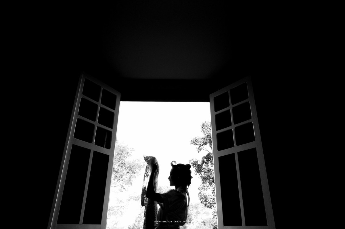 A noiva com seu vestido, em uma linda fotografia de silhueta, registro perfeito realizado pelo mestre Sandro Andrade, fotografo especializado em casamentos em todo o Brasil.