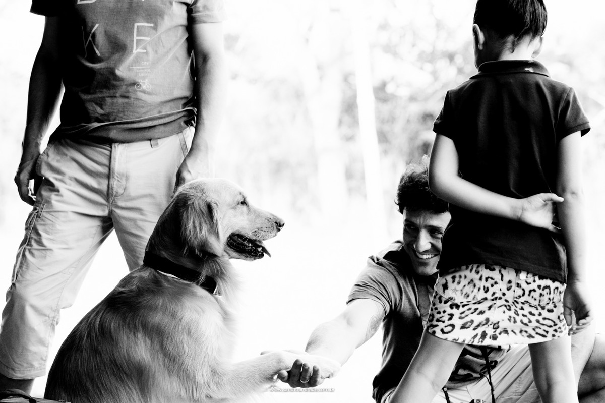 Noivo Murilo, brincando com seu cachorro, da a patinha.