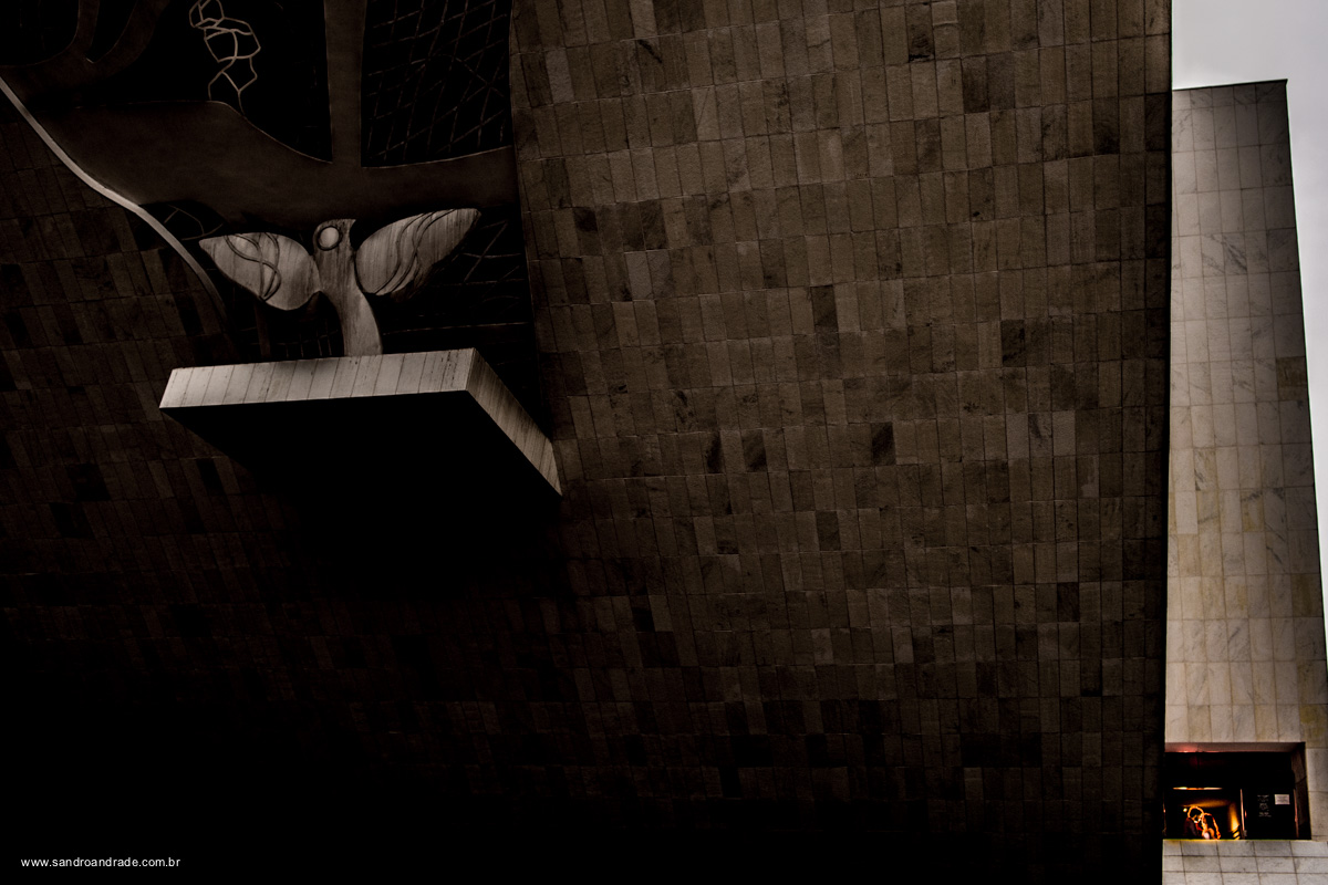 Linda fotografia deste ensaio de Débora e Anderson Marques, amigos do fotografo Sandro Andrade, fotografo de casamentos no Brasil. Panteão da Pátria, monumento arquitetônico de Brasília, de um jeito nunca antes fotografado.