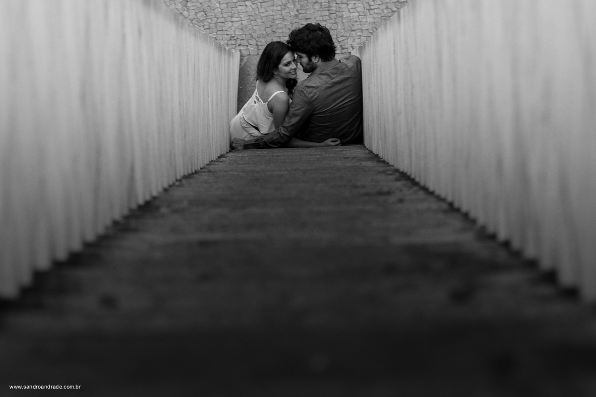 Retrato do Casal, na escada da pira da liberdade, fotografia romântica. 