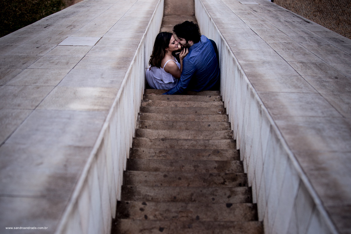 Essa fotografia levou nosso artista a ser um tanto radio, ficou de pé na lateral da estaria da pira para ter este belíssimo resultado. Sandro Andrade fotografo de casamento em bsb.