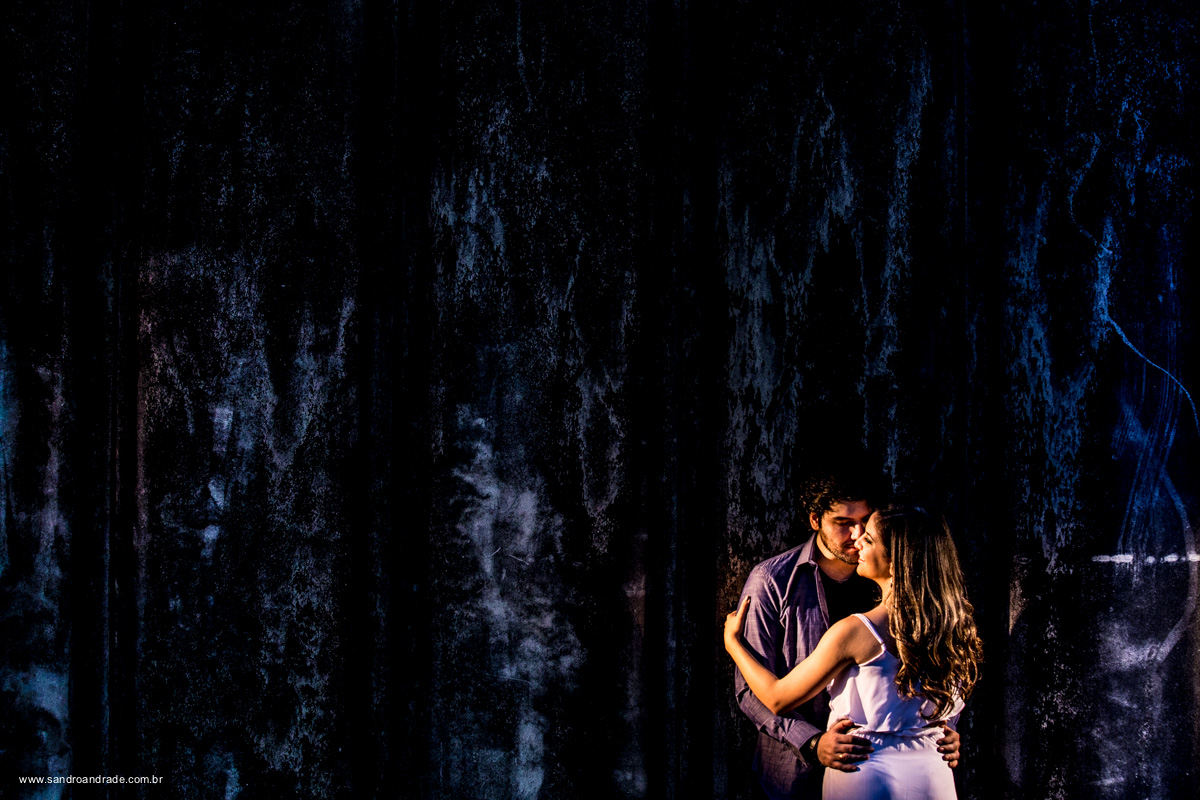 O casal Anderson Marques e Débora abraçados, o noivo apaixonado olhando para sua bela noiva, uma luz linda faz toda diferença nesta fotografia.