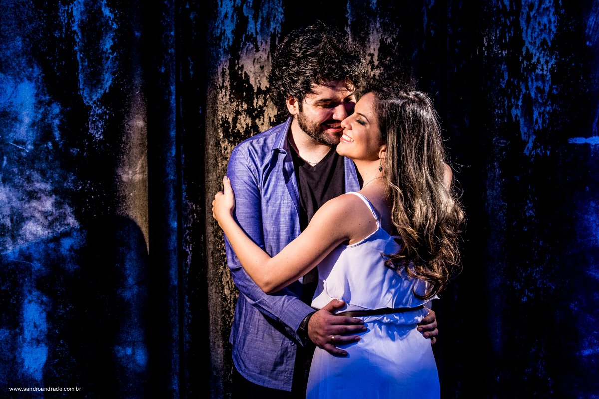 Retrato do casal, juntinhos e agarrados, sorrindo e felizes, cores e luz.