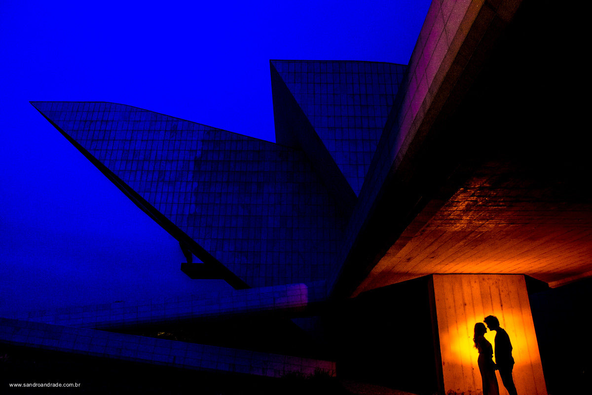 Arte...aiquitetura...luz criativa...composição, tudo que uma fotografia precisa, essas fotos foram feitas no workshop detalhes por Sandro Andrade fotografo de casamento em brasilia. O casal juntinho em silhueta no panteão da pátria ao anoitecer.