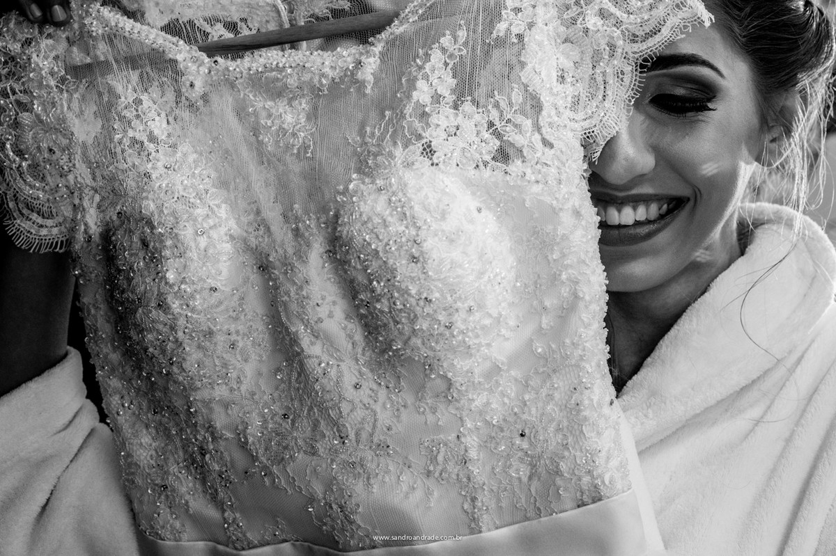 O tão sonhado vestido de noiva, aquele que você olha e diz, é este.