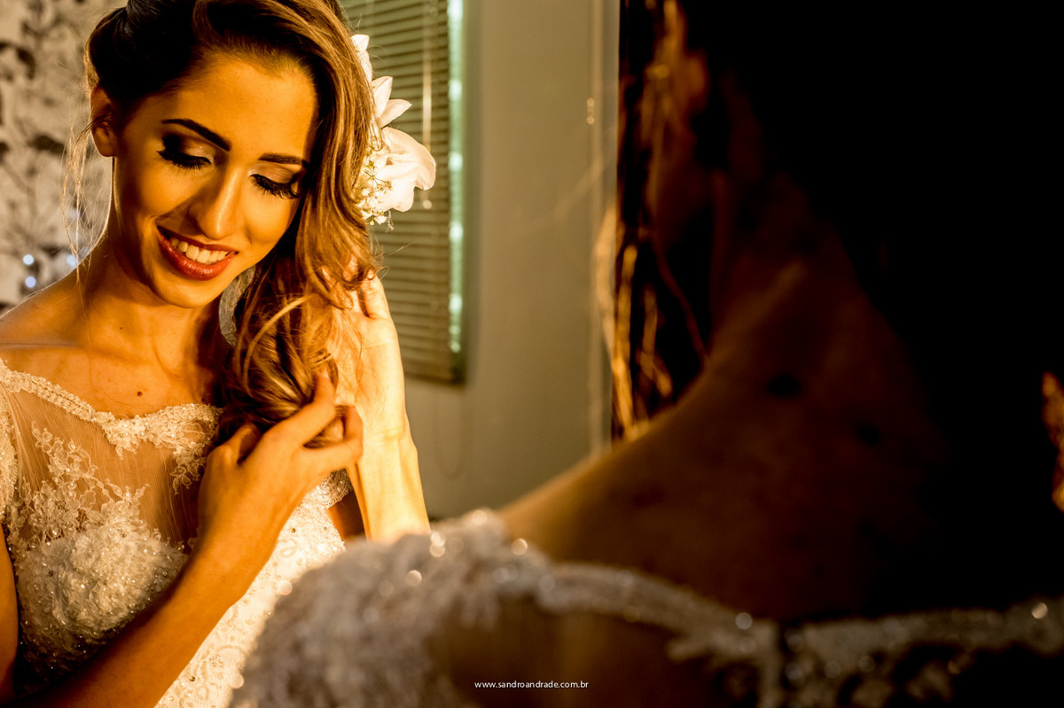 Uns últimos toques no cabelo, penteado de noiva.