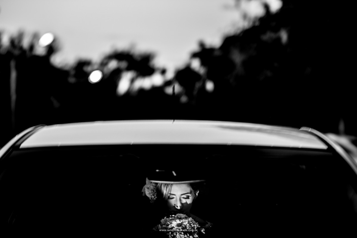 Ela chegou...linda e estonteante com seu buquet em um lindo carro branco