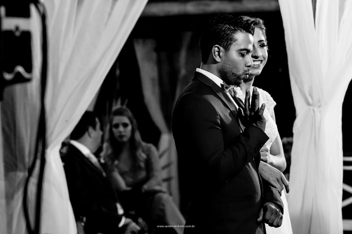 fotografia de momento do casal durante a cerimonia de casamento