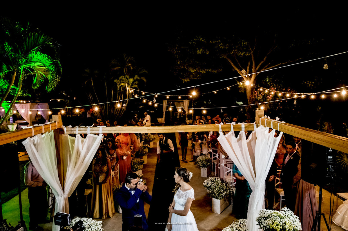 Entrada das alianças e o noivo aproveita para clicar a sua amada