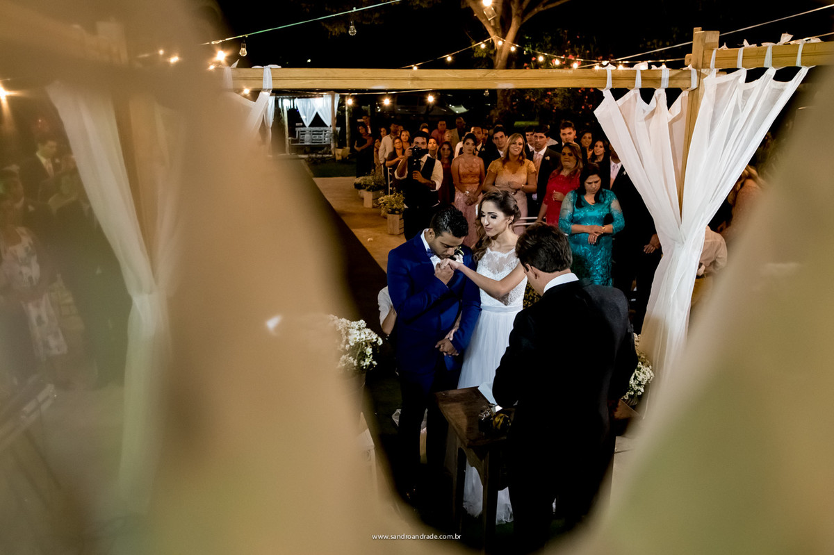 Um gesto, um carinho do noivo com agora 