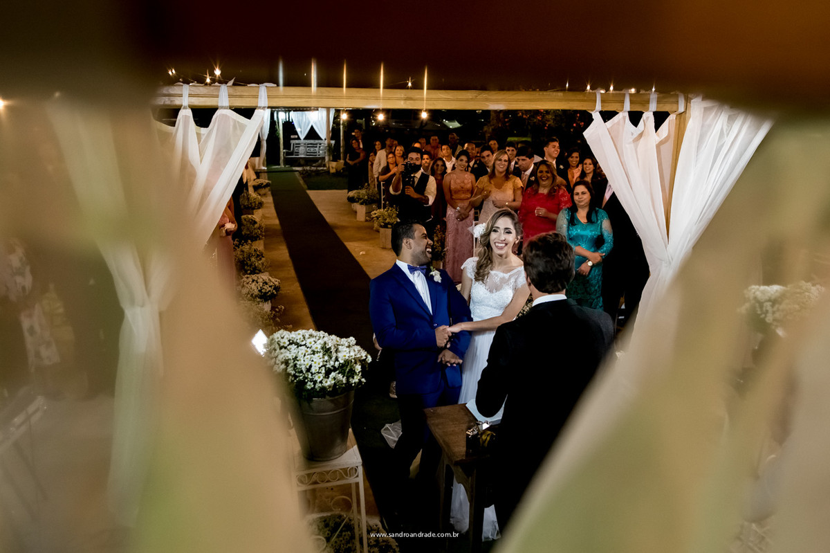 Momento descontraído dos noivos durante a cerimonia religiosa de seu casamento