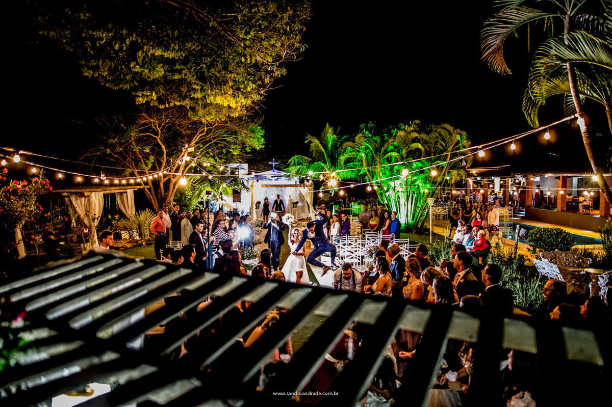 Saída dos noivos, em um angulo bem diferente, inusitado, criatividade do fotografo