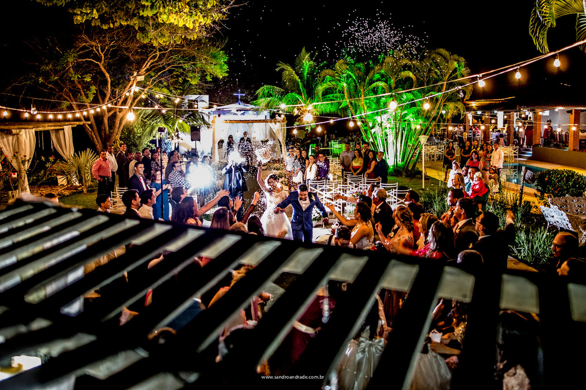 Chuva de arroz, saída dos noivos