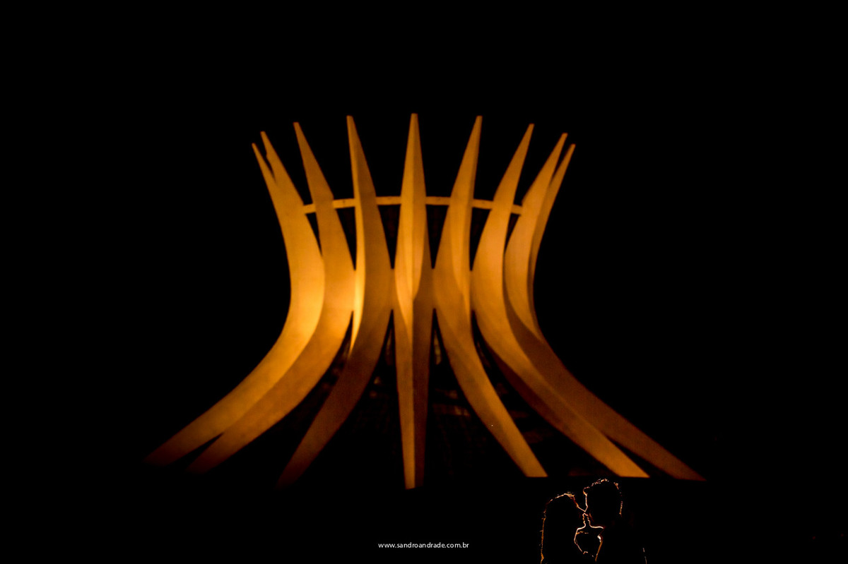 Um amor registrado a frente da Catedral de Brasilia, DF