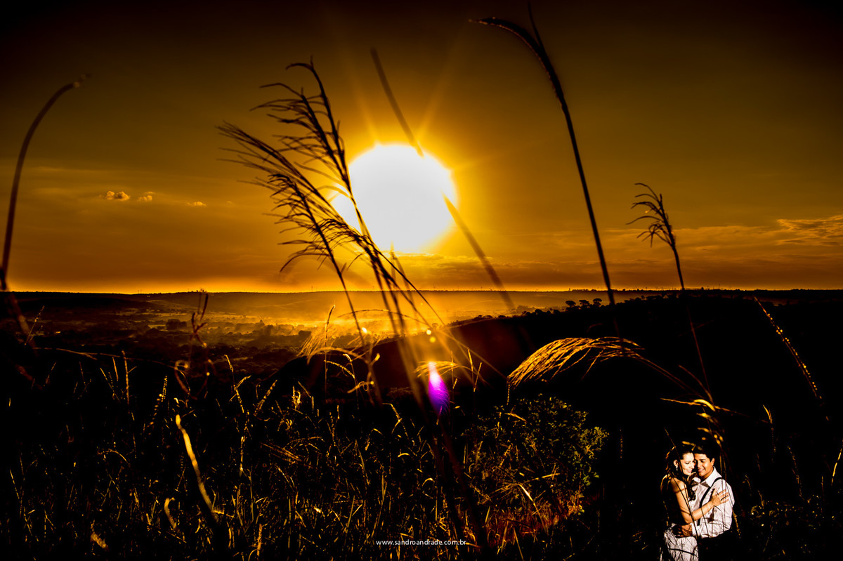 Linda fotografia no por do sol da igrejinha