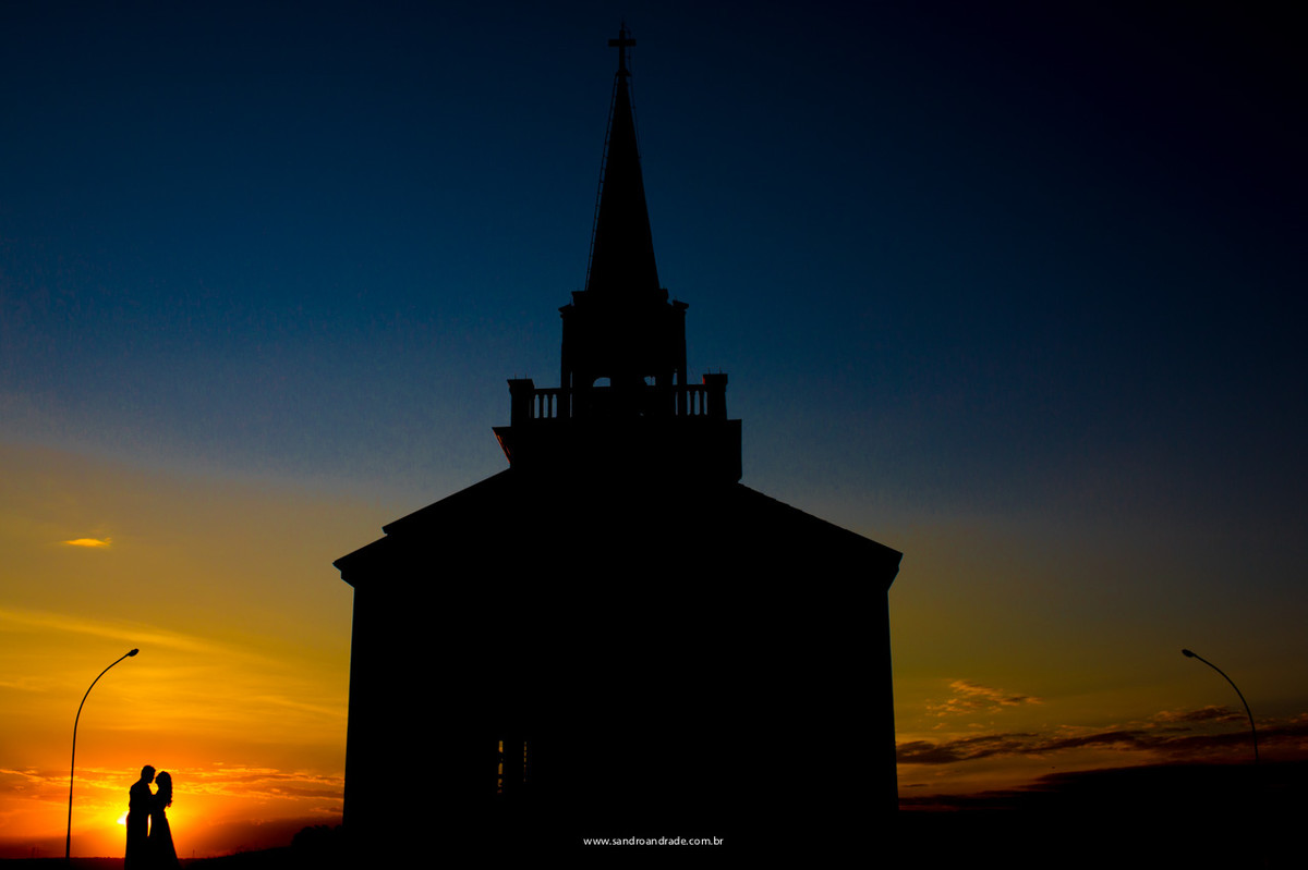 Silhuetas, igrejinha e um grande amor