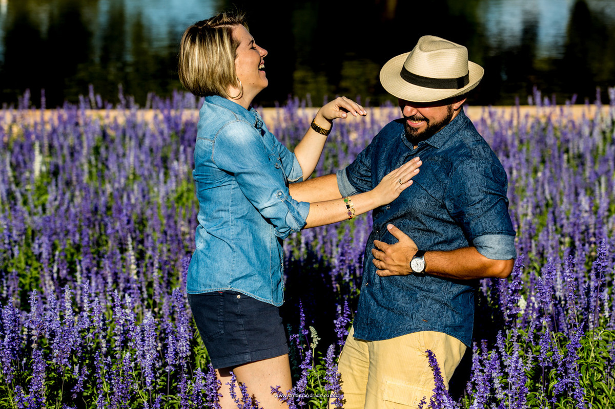 Amar é sorrir dos mínimos detalhes, fotografia descontraída deste lindo casal.