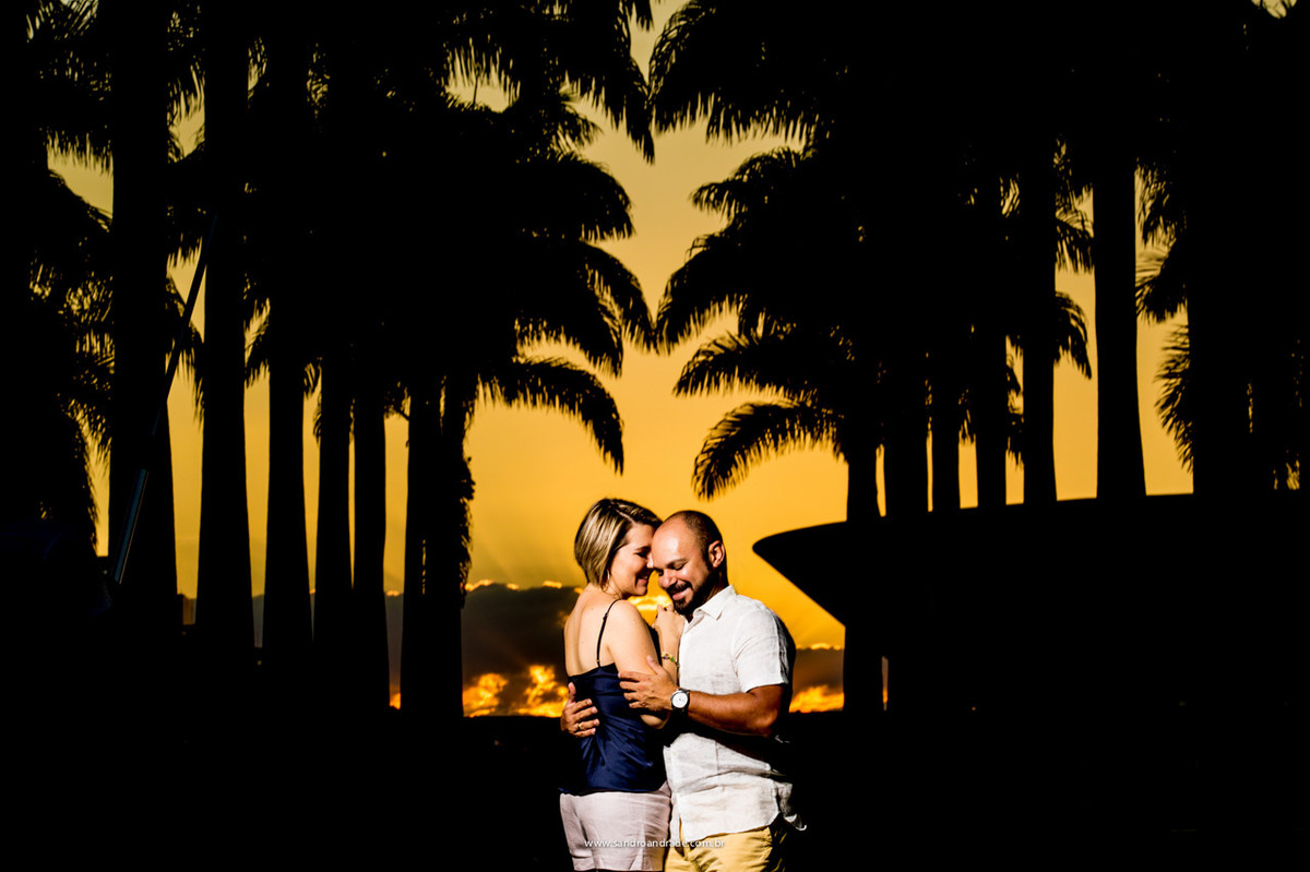 Por sol lindo no Plano Piloto, atras do Congresso Nacional, casal lindo e apaixonado