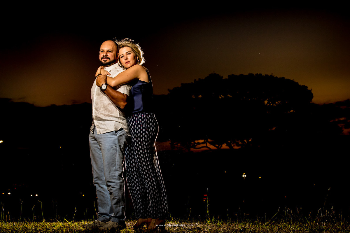 Uma luz, um por do sol, um casal que se ama.