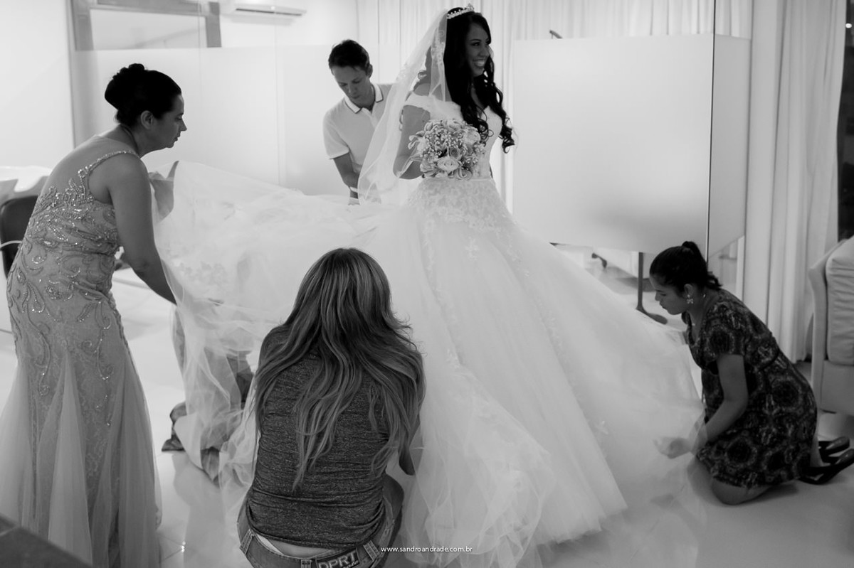 Vestido de noiva, noiva linda, irradiando felicidade, não faltaram ajudantes e sua mãe é a mais especial delas