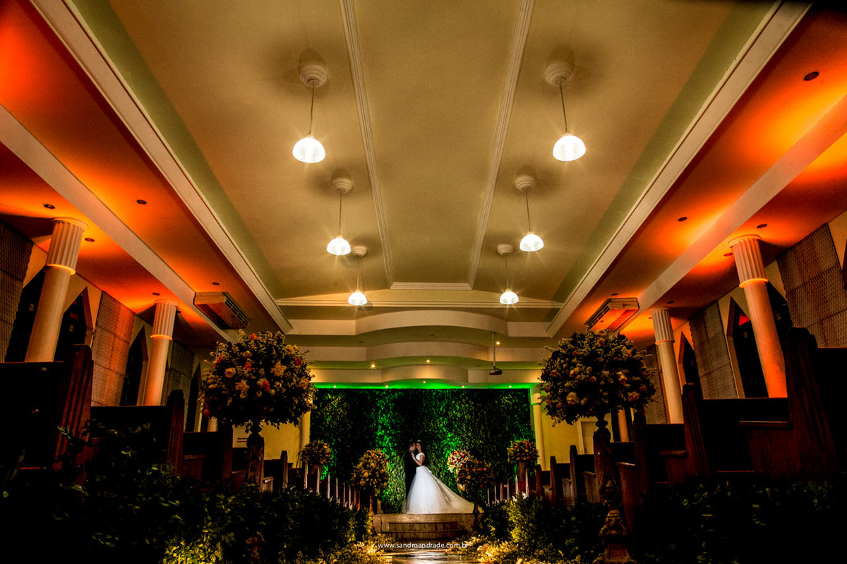 Fotografia com amor, dos noivos dentro da igreja