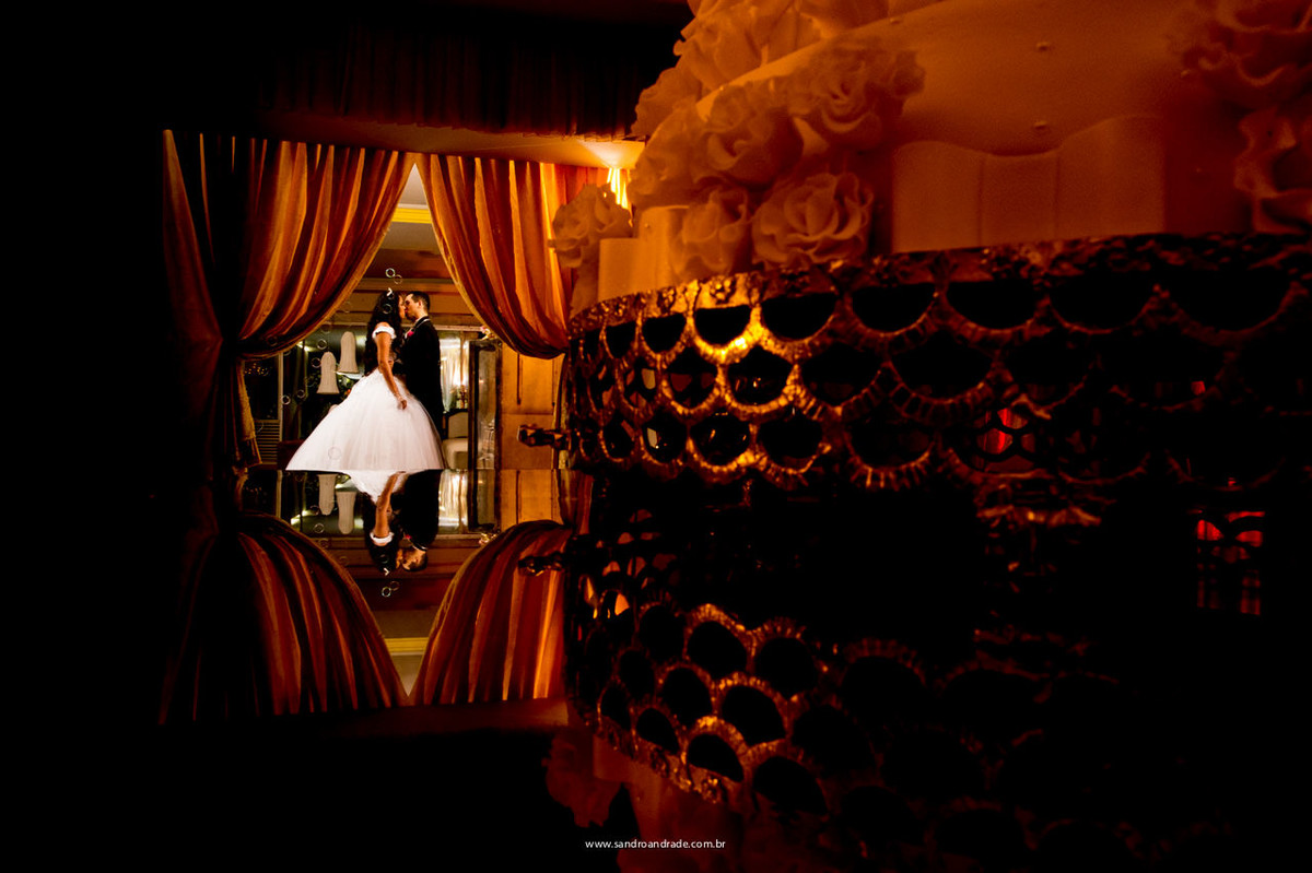 Fotografia criativa dos noivos na entrada de sua festa de casamento