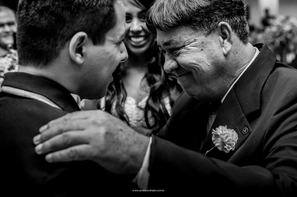 Entrega da noiva, o pai emocionado comprimenta o grande amor de sua filha