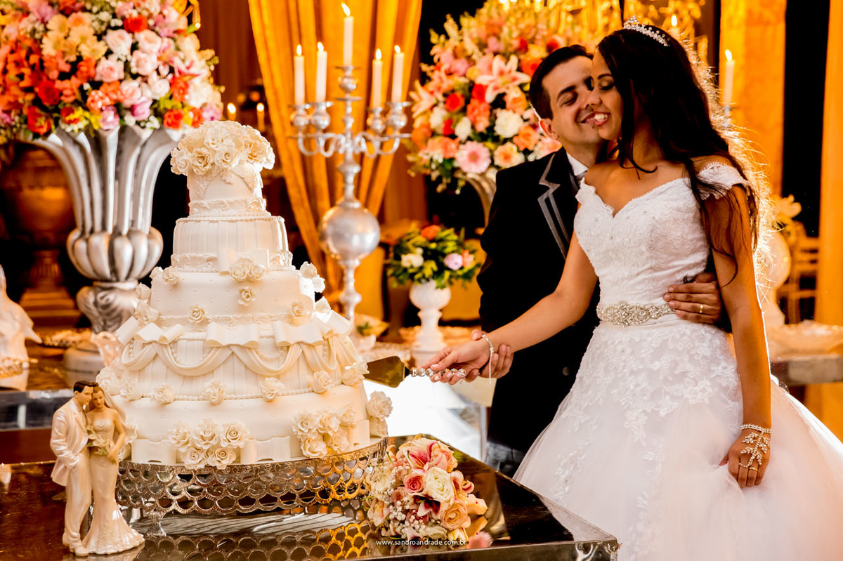 Os noivos, corte do bolo de casamento
