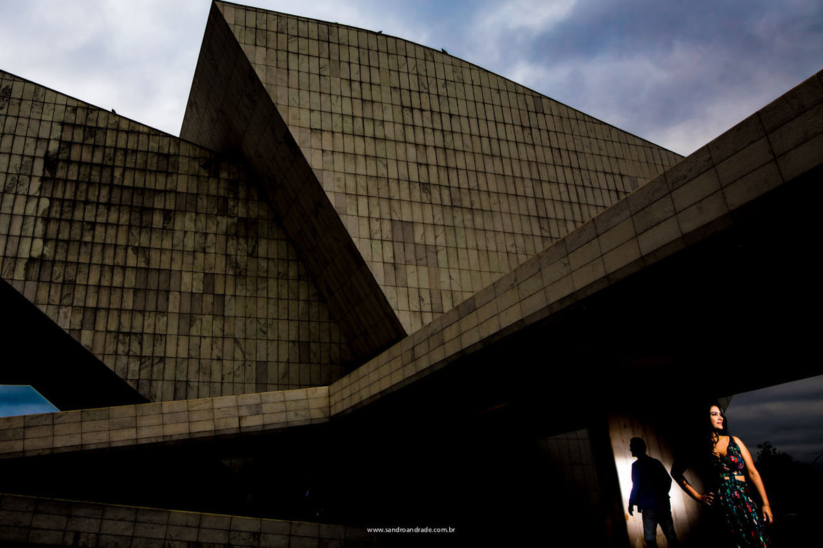 Fotografia criativa dos noivos em ponto turístico de bsb