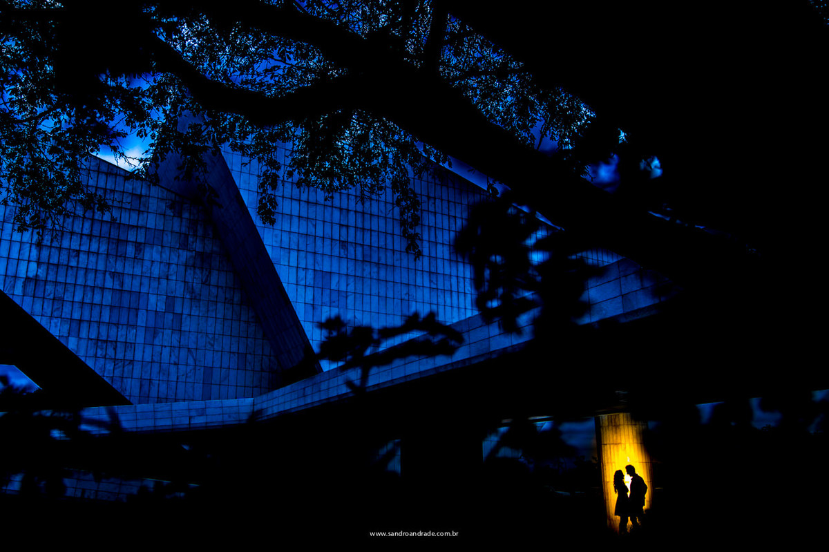 Silhueta dos noivos na previa romantica