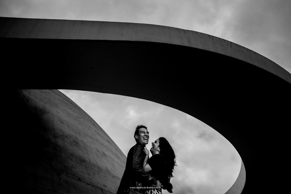 Fotografia descontraída dos noivos, momentos do ensaio