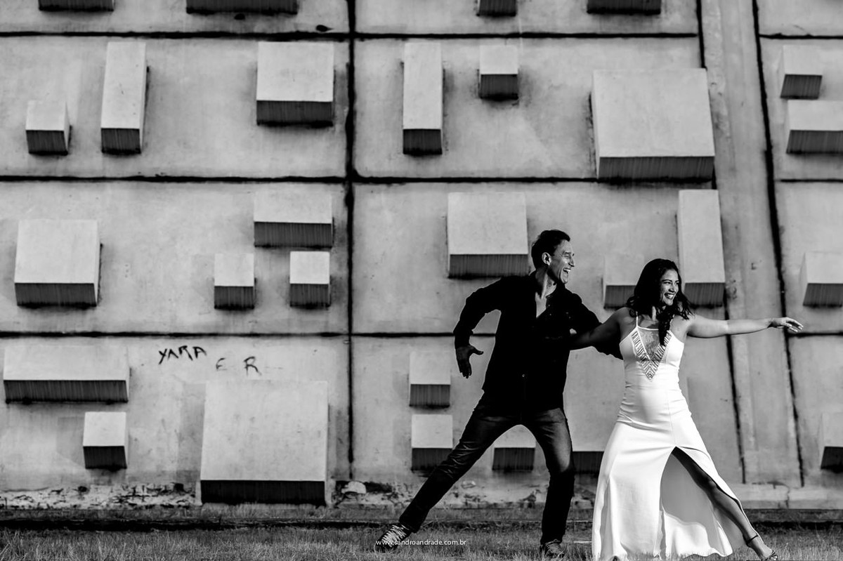 Os noivos dançando, fotografia no momento exato