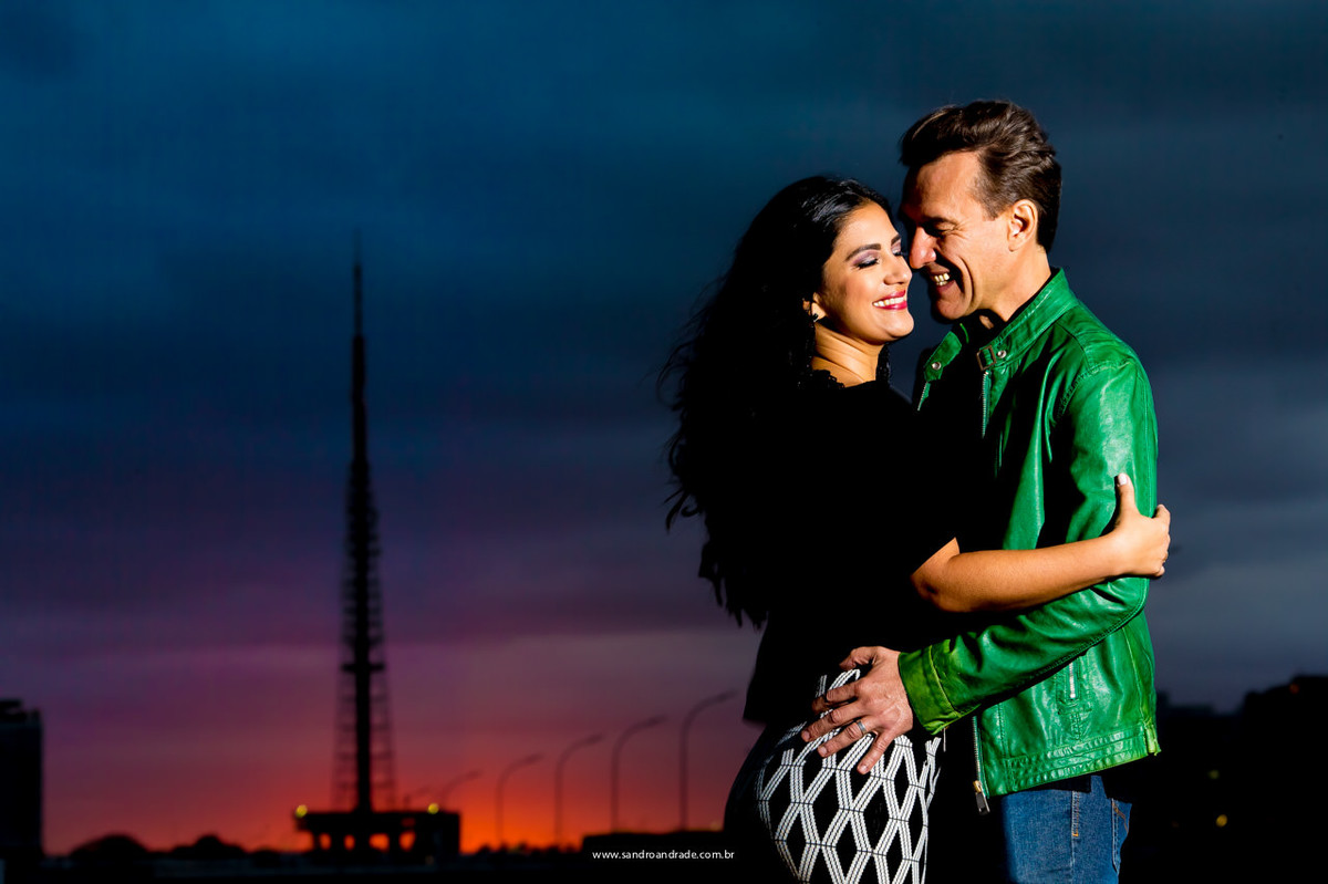 O casal em um momento de muito amor no plano piloto em Brasilia-DF