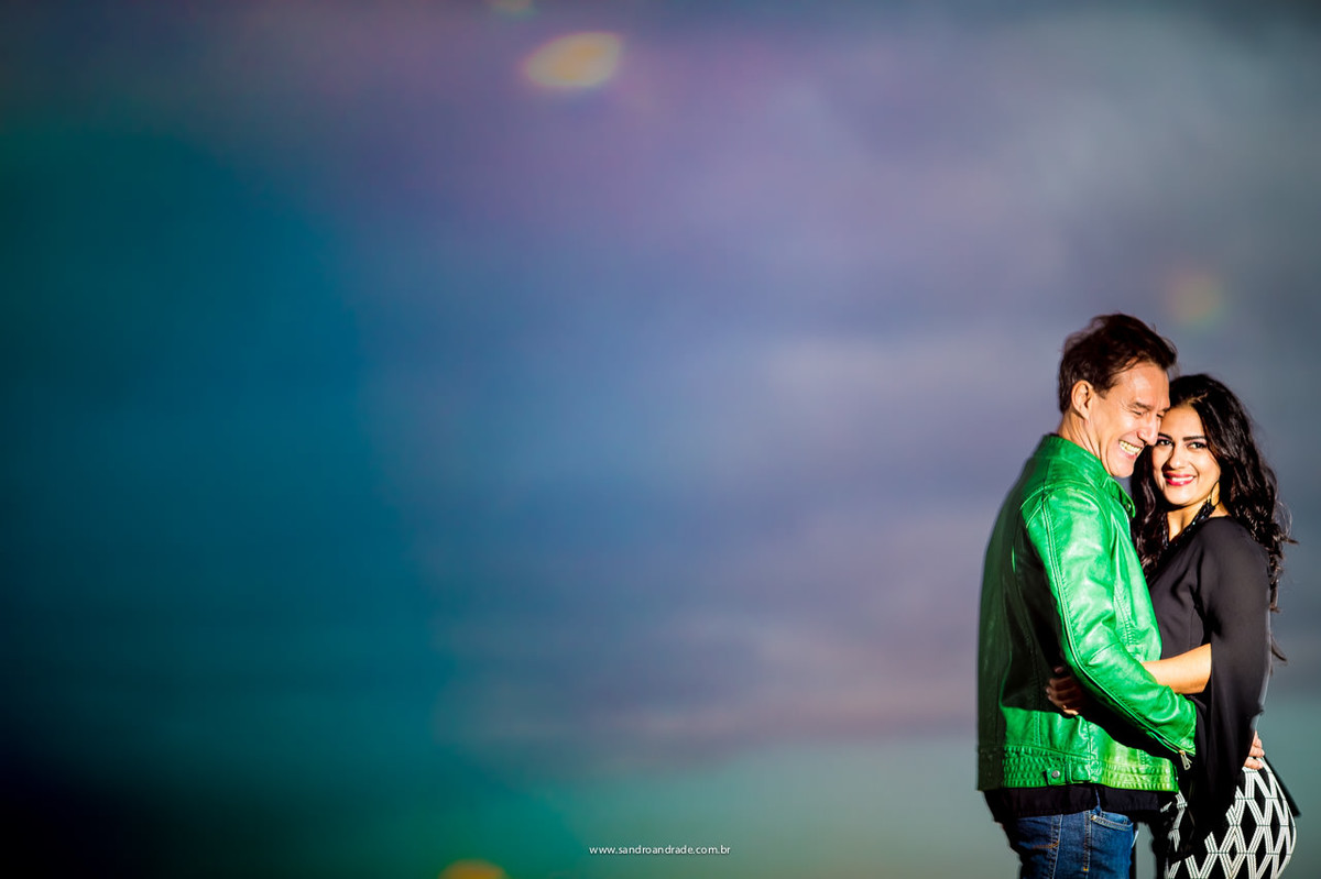 Lindo casal apaixonado, fotografia do ensaio antes do casamento