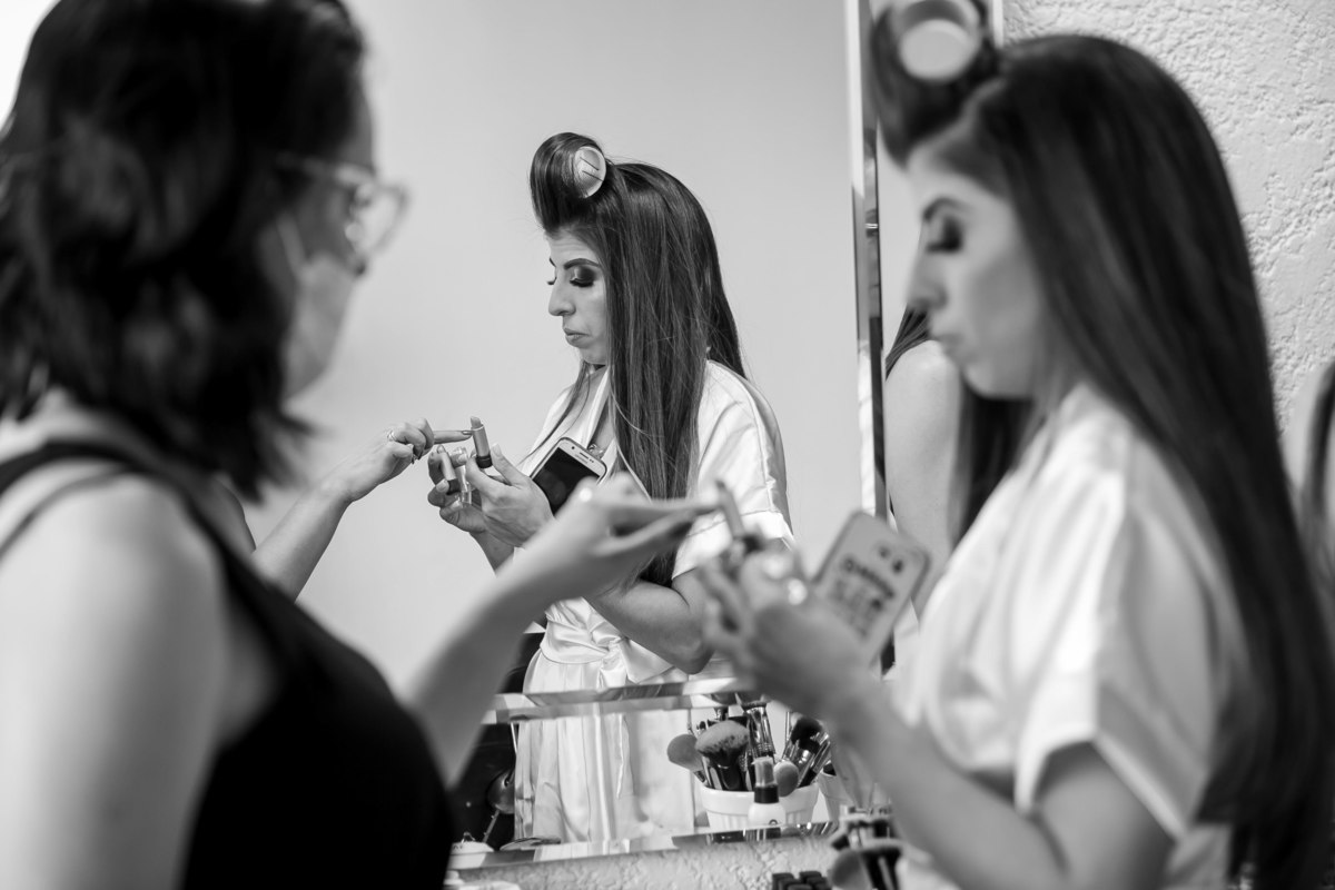 A noiva Priscila escolhendo o batom que irá usar para o grande dia, com o auxilio de Dani Ribeiro maquiadora do Wisu Aguas Claras.
