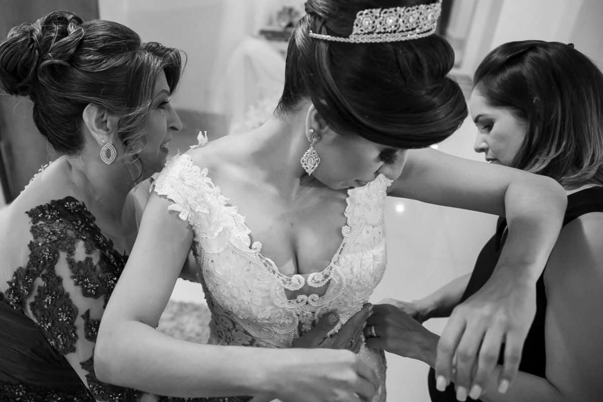 Colocans seu lindoooo vestido de noiva, a assistente do cerimonialista  queridíssimo Christian de Brito, fecha o vestido de Priscila com a ajuda de sua mãe.