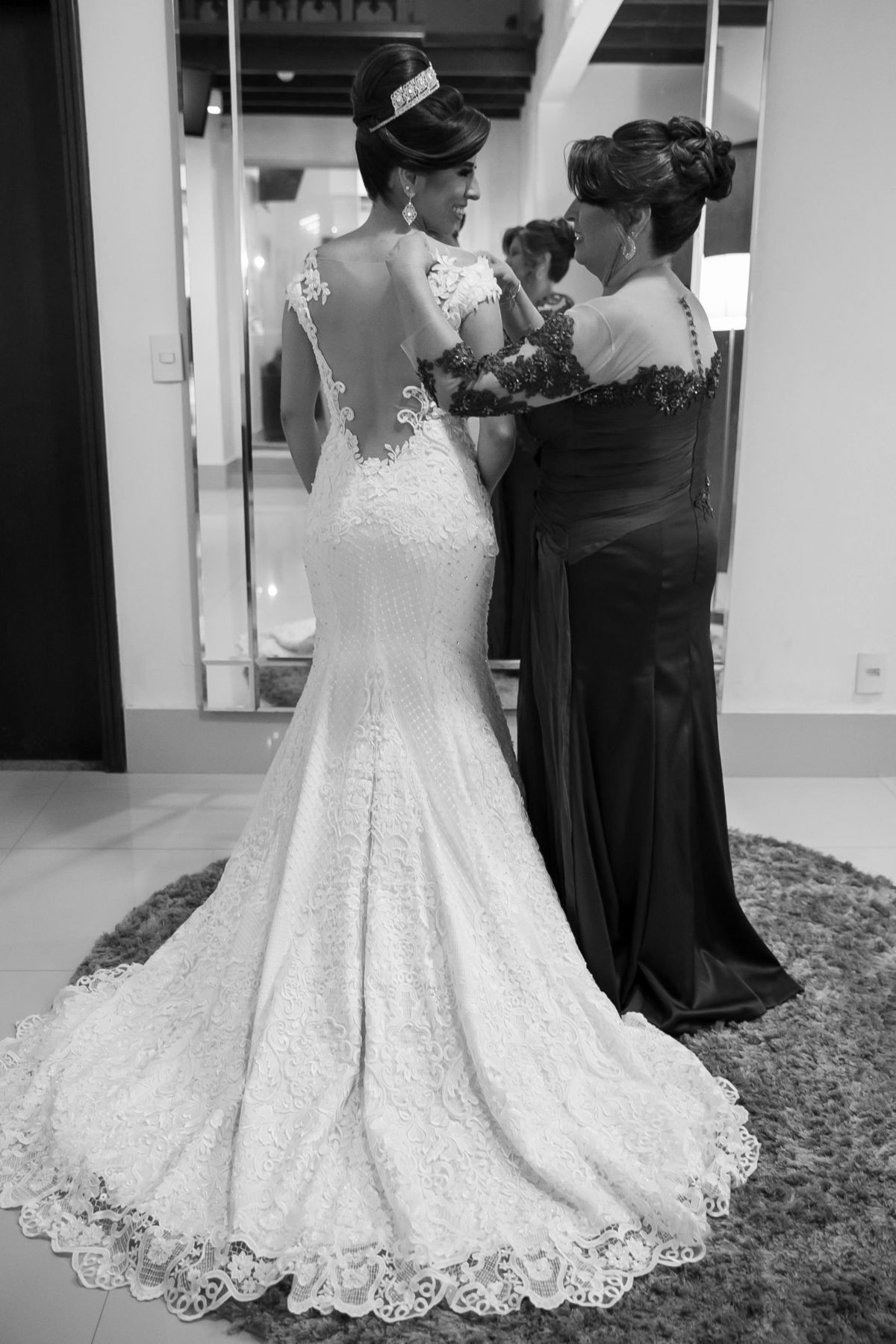 A mamãe da noiva, ajustando  vestido de noiva de sua filha linda no corpo dela, um belo vestido de noiva da Vivian Spier.