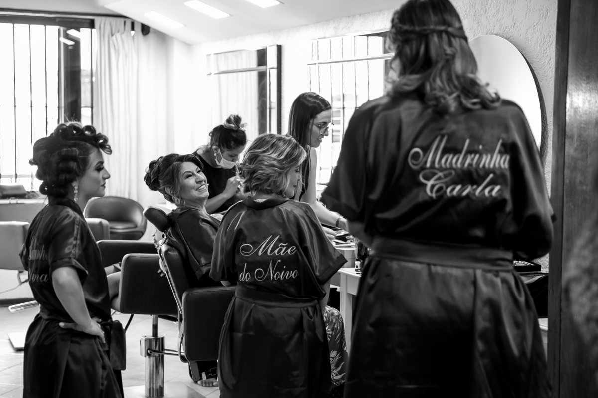 Mais uma de tantas fotos lindas em preto e branco deste making of da noiva, a mãe da noiva e do noivo sorriem descontraidas entre as madrinhas.