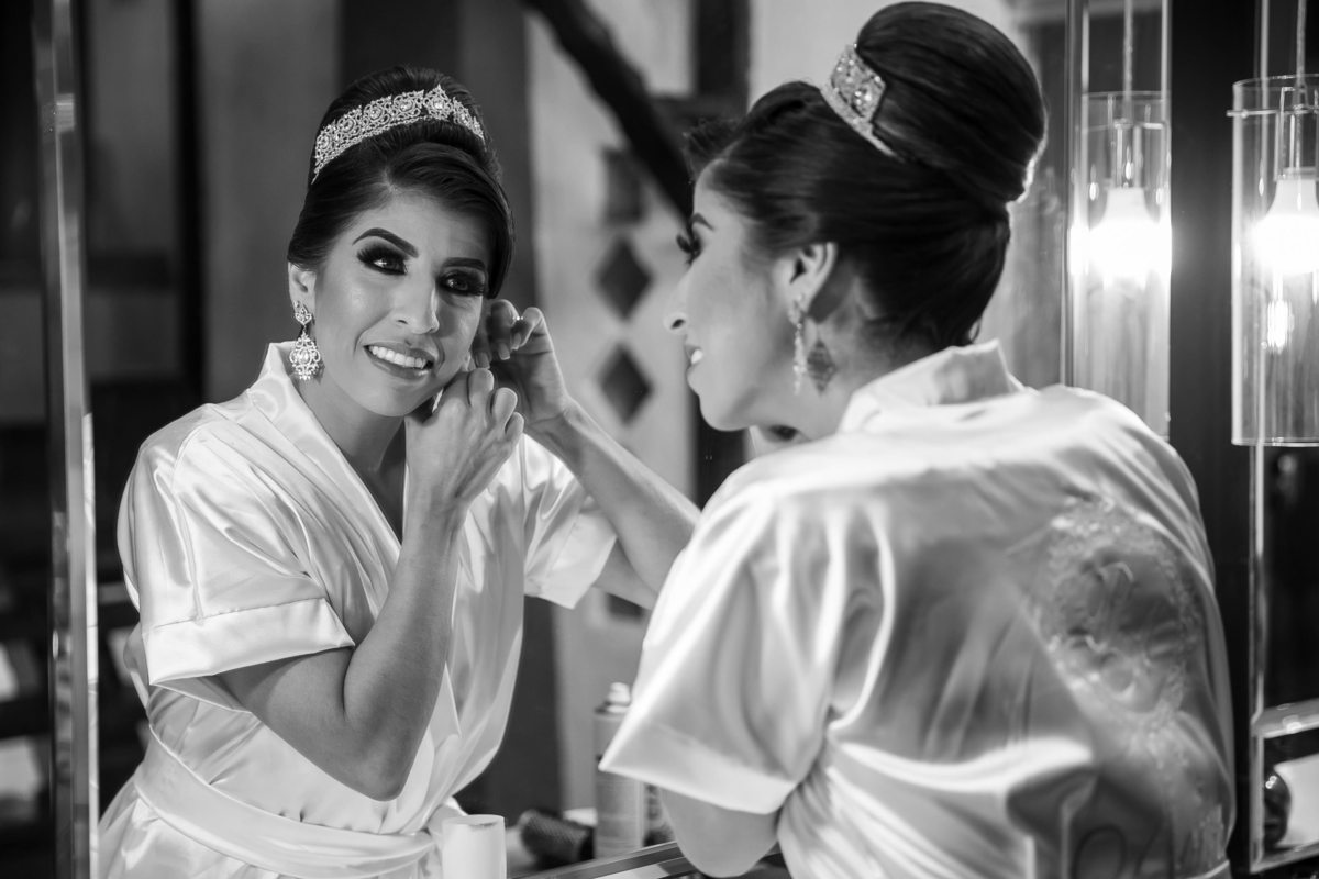 Uma fotografia clichê, mas com o olhar da esposa de Sandro Andrade nosso artista e mago da luz, ficou linda e singela, a noiva coloca seu brinco em frente ao espelho.