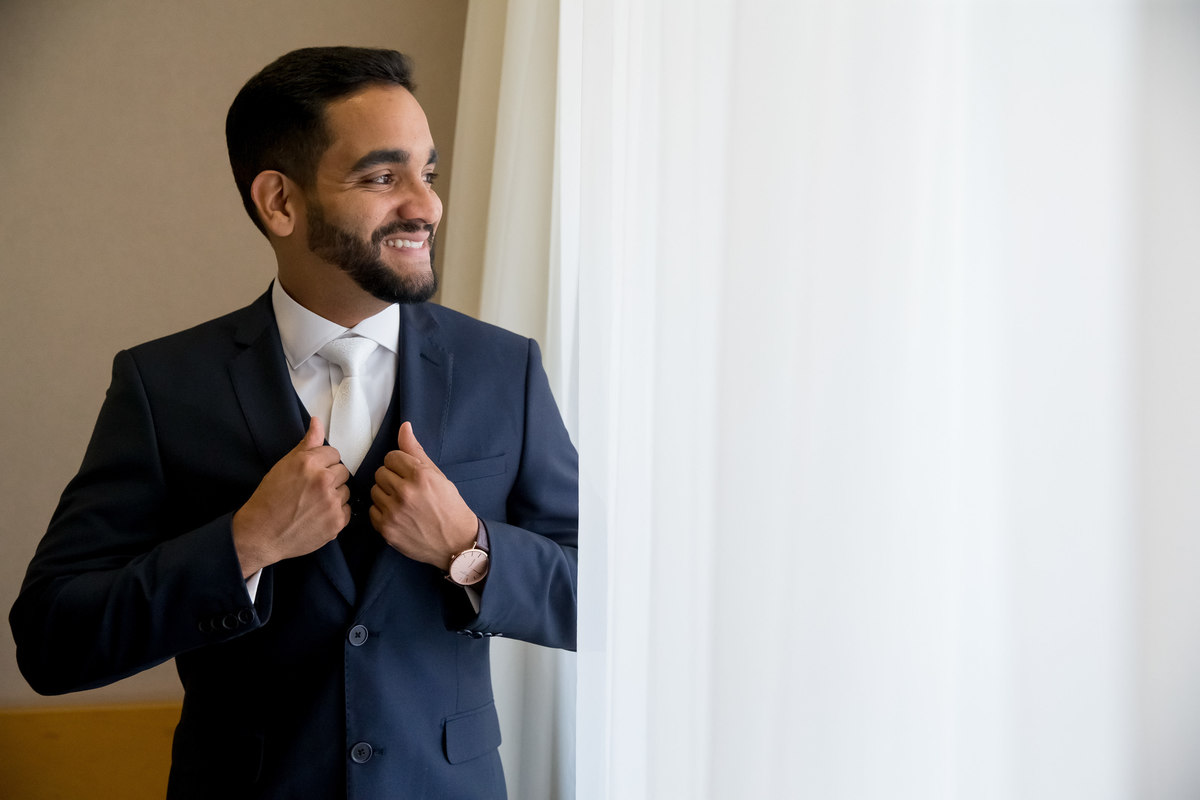 Pronto, Alysson sorri feliz em frente a janela de seu quarto no Brasília Palace. 