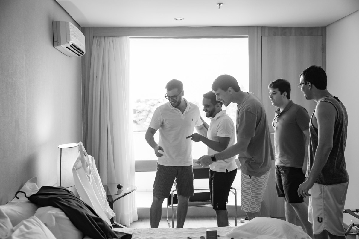 Chegou o momento da resenha, making of do noivo, os amigos e padrinhos sorriem olhando para o terno do noivo dizendo que é a roupa que ele irá se inforcar. (risos)