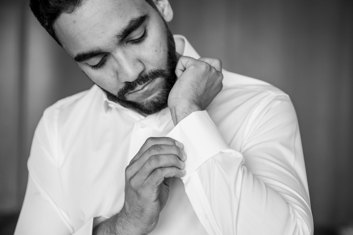 O noivo Alysson, arrumando as abotoaduras escolhidas para este momento tão esperado.