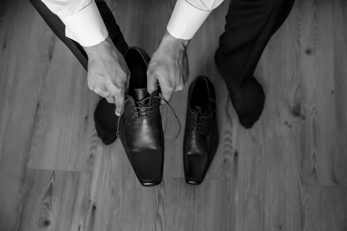 Detalhes, a vida é cheia de detalhes, assim como o workshop de fotografia que Sandro Andrade ministra, o making of do noivo feito por ele, não poderia faltar o sapato do noivo, linda fotografia PB do noivo calçando o sapato.