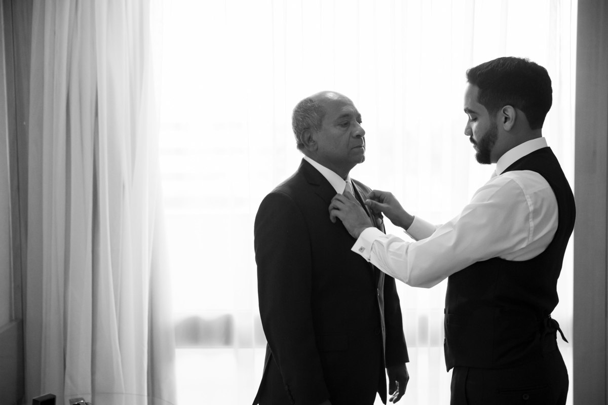 Momentos tão importantes e que não podem faltar no grande da, ele  vem repleto de novidades, a saida da casa dos pais, a gratidão dos cuidados até ali e que irão até o ultimo dia de vida, esse cuidado o Alysson teve com seu pai e ajusta a gravata dele.