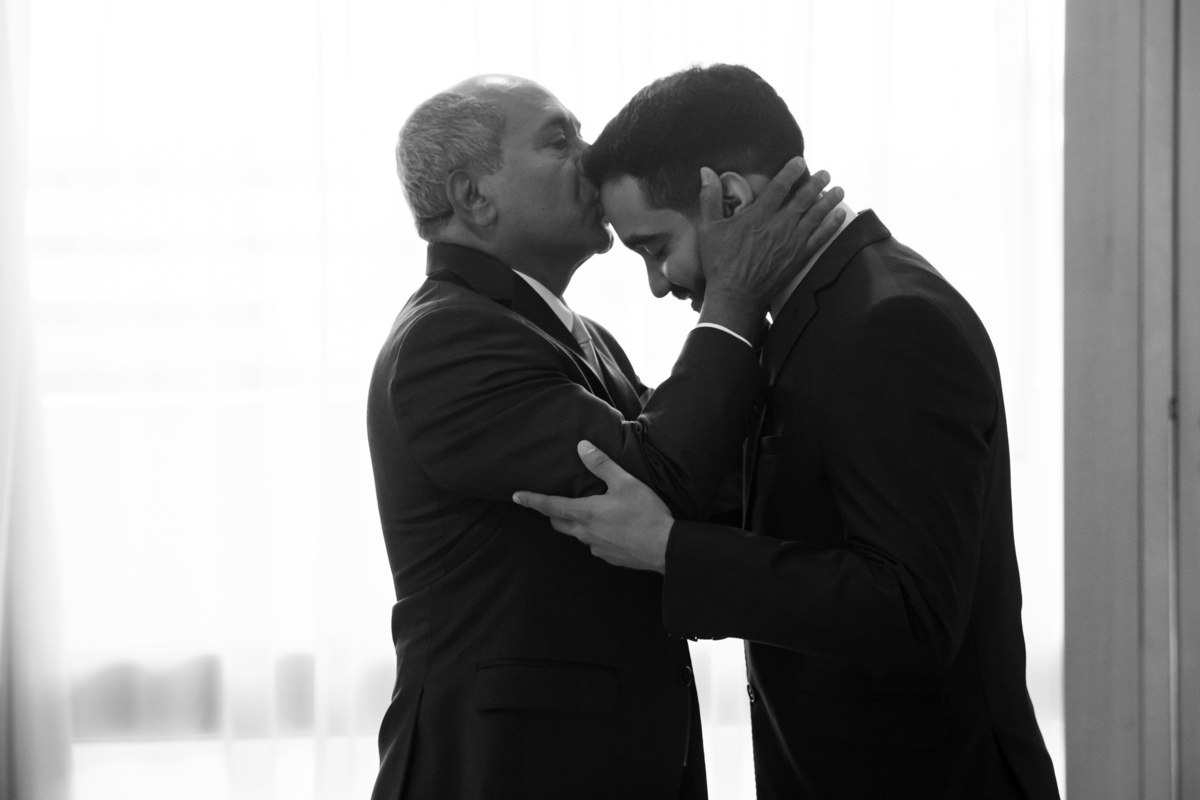 O beijo de pai e filho é um moemnto muito especial, cumplicidade, gratidão e amor, assim Sandro registrou o beijo do pai em seu filho.